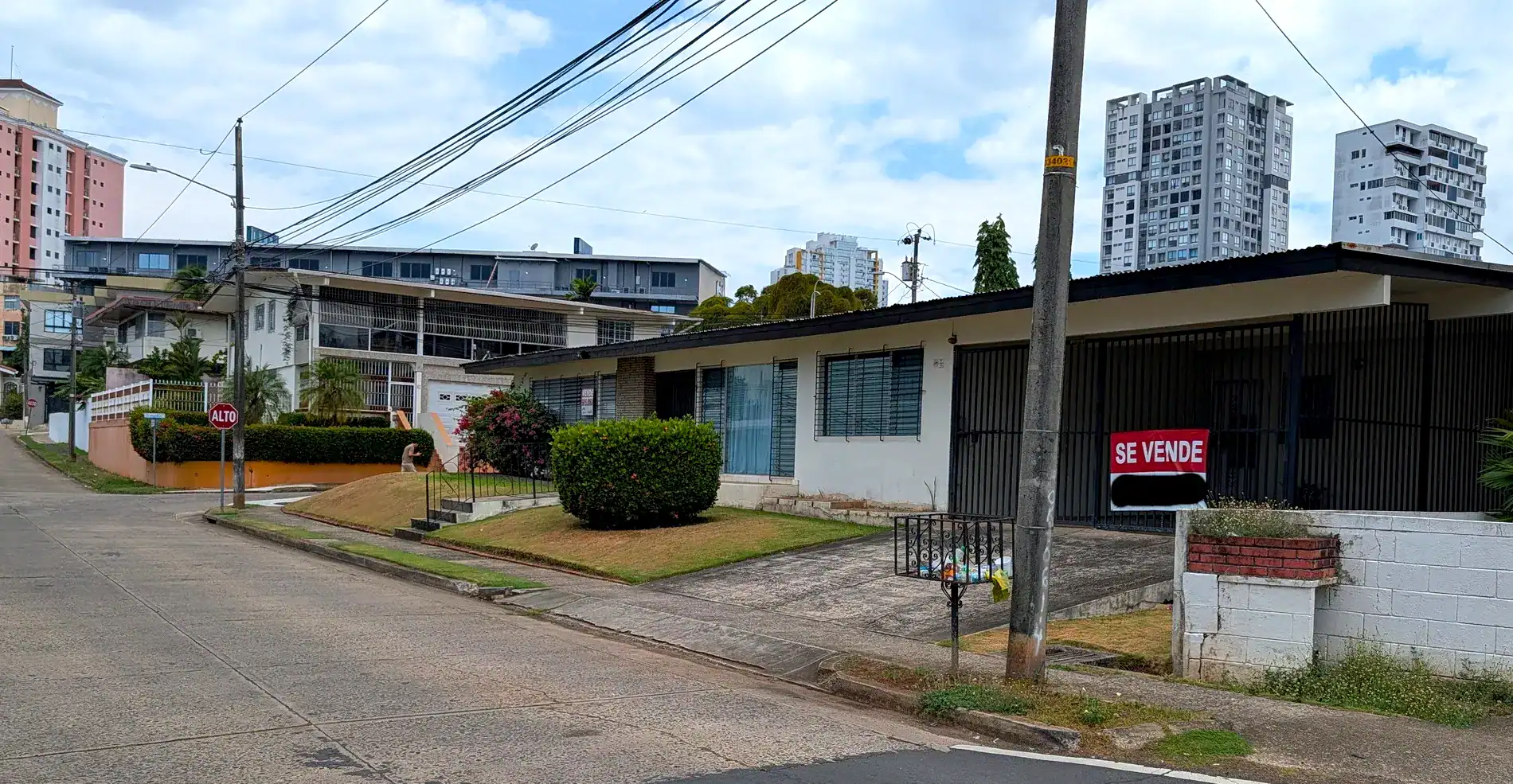 A house for sale needing renovation in the San Francisco neighborhood of Panama City