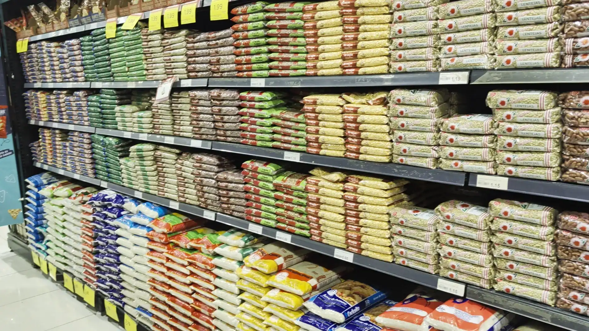 Bulk grains and dry goods at Super 99 Panama City